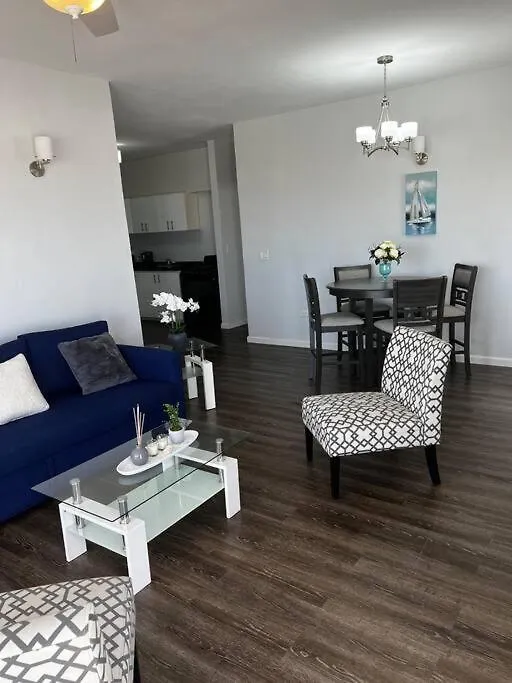 Spacious 1 Bedroom Apartment, With Pull Out Couch Koolbaai
